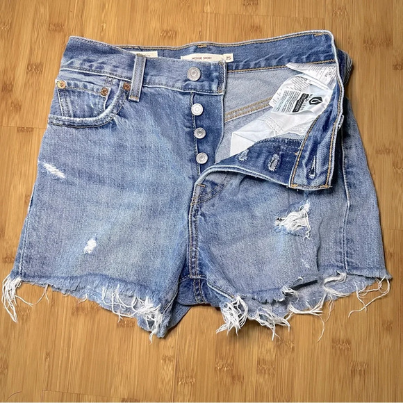 Levi’s Medium Wash Wedgie Distressed Denim Jean Shorts - Picture 5 of 13
